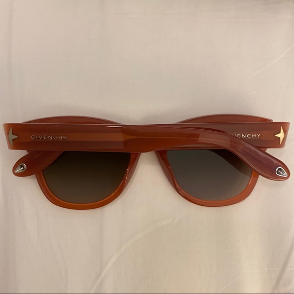 Givenchy - Picture 2 of 5